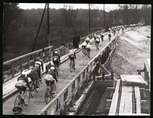 Fotografie Schostal, Ansicht Neubrück / Gross Köris, Fahrradrennen Berlin-Cottbus-Berlin, Strassenrennen 1938