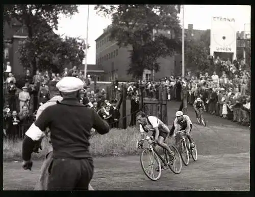 Fotografie Atlantic, Ansicht Berlin, Fahrradrennen Deutschlandtour 1938, das Feld kommt im Poststadion an