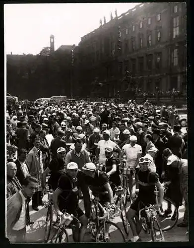 Fotografie Atalantic, Ansicht Berlin, Fahrradrennen Deutschlandfahrt 1938, Start vor dem Stadtschloss