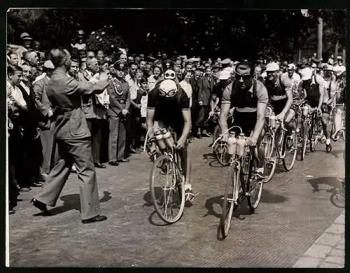 Fotografie Atlantic, Ansicht Berlin, Fahrradrennen Deutschlandfahrt wurde gestartet 1938, 1. Etappe führt nach Zittau