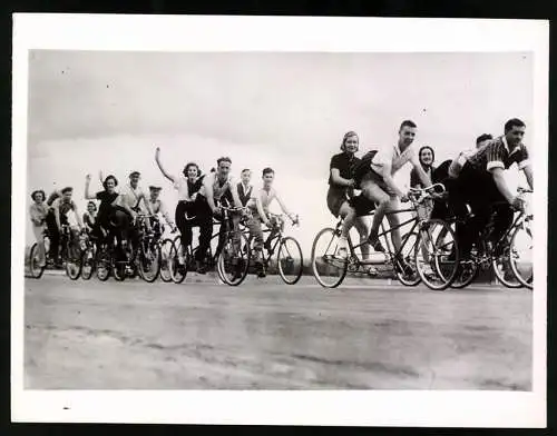 Fotografie Atlantic, Ansicht Sydney, Fahrradfahrer eines Fahrrad-Club's mit Velo & Tandem unterwegs 1938