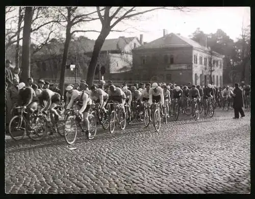 Fotografie Atlantic, Ansicht Berlin-Wannsee, Fahrradrennen Berlin-Leipzig 1938, Start der B-Fahrer in Berlin