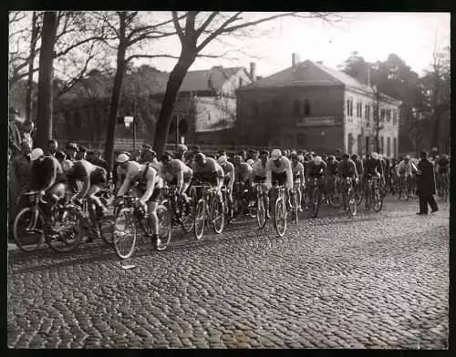 Fotografie Atlantic, Ansicht Berlin-Wannsee, Fahrradrennen Berlin-Leipzig 1938, Start der B-Fahrer in Berlin