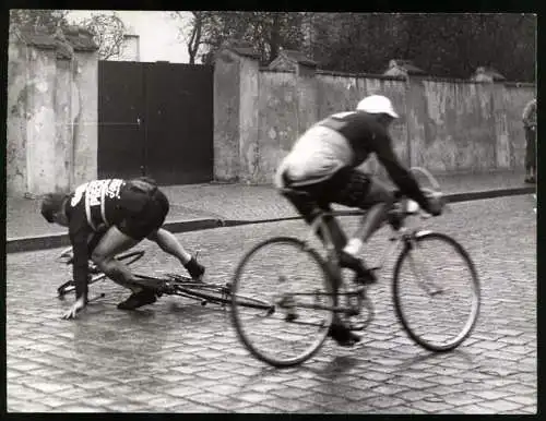 Fotografie Fahrradrennen Berlin-Cottbus-Berlin 1938, Sturz bei den Berufsfahrern ist glimpflich ausgegangen