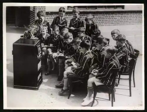 Fotografie Atlantic Photo, Ansicht Southend-on-Sea, Die erste Schule mit Fernsehgerät, Leigh Hall College Southend 1938