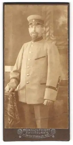 Fotografie Heinrich Friebe, Magdeburg, Halberstädterstr. 40, Porträt eines Soldaten in Uniform