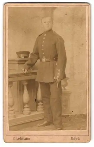 Fotografie Carl Lehmann, Bitsch, Stehender Soldat in Uniform