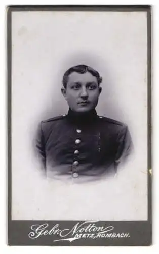 Fotografie Gebr. Notton, Metz, Römerstrasse 10-12, Porträt eines jungen Soldaten in Uniform