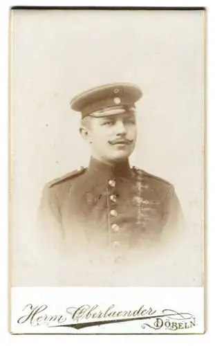 Fotografie Herm. Oberlaender, Döbeln, Albertstrasse, Portrait eines Soldaten in Uniform