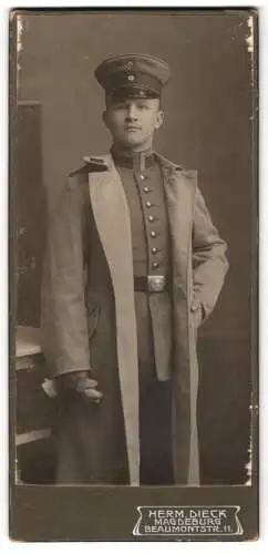 Fotografie Herm. Dieck, Magdeburg, Beaumonstr. 11, Ein Soldat in Uniform