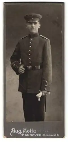 Fotografie Aug. Nolte, Hannover, Holzmarkt 6, Portrait eines Soldaten in Uniform