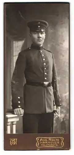 Fotografie Aug. Nolte, Hannover, Holzmarkt 6, Porträt eines Soldaten in Uniform