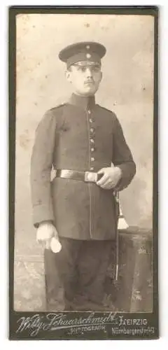 Fotografie Willy Schaarschmidt, Leipzig, Nürnbergerstr. 49, Soldat in Uniform