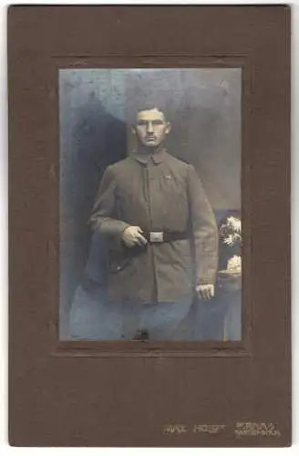 Fotografie Max Holdt, Pirna a. E., Gartenstrasse 31, Portrait eines Soldaten in Uniform