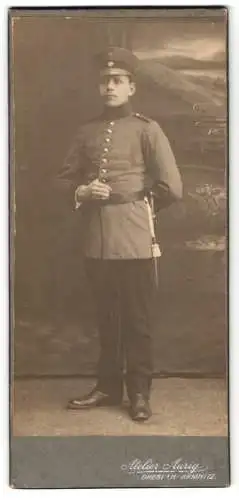 Fotografie Atelier Aurig, Dresden-Kemnitz, Stehender Soldat in Uniform