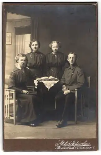 Fotografie Atelier Scheinfuss, Reichenbach i. V., Bahnhofstrasse, Junger uniformierter Soldat mit Mutter und Schwestern