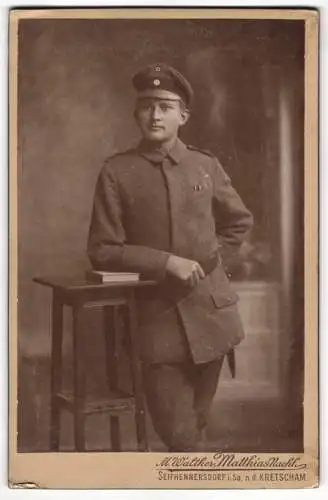 Fotografie M. Walther, Seifhennersdorf i. Sa., Kretscham, Ein Soldat in Uniform