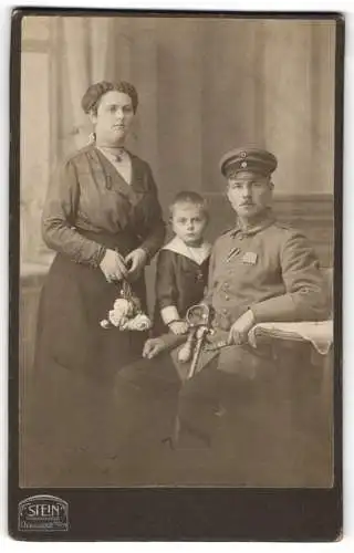 Fotografie Stein, Berlin, Chausseestrasse 70 /71, Familienporträt mit Soldat in Uniform