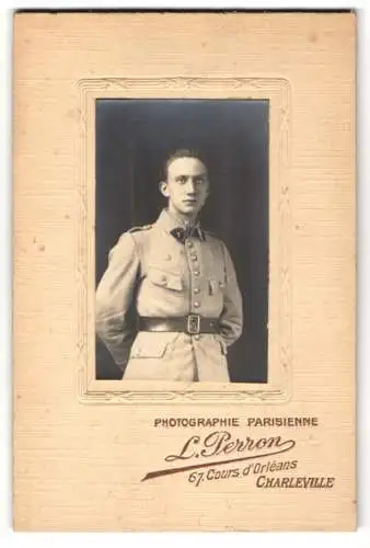 Fotografie L. Perron, Charleville, Cours d`Orléans 67, Portrait eines jungen Soldaten in Uniform