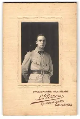 Fotografie L. Perron, Charleville, 67 Cours d`Orléans, Porträt eines jungen Soldaten in Uniform