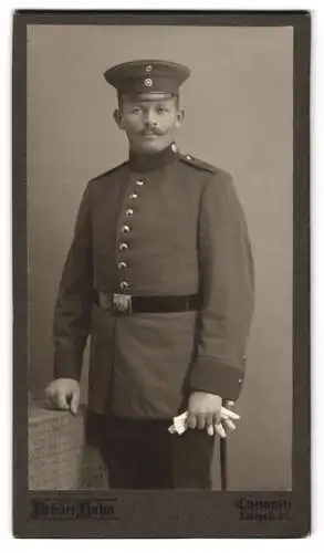 Fotografie Brüder Hahn, Chemnitz, Königstr. 21, Stehender Soldat in Uniform