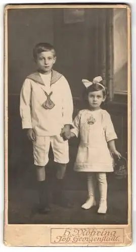 Fotografie H. Möhring, Joh. Georgenstadt, Junge im Matrosenanzug mit kleiner Schwester