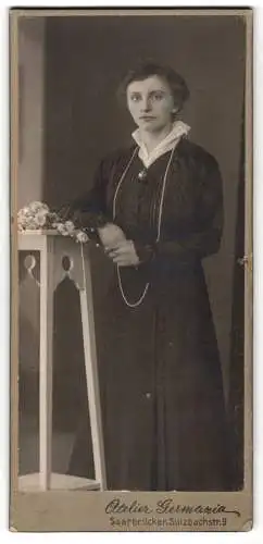 Fotografie Atelier Germania, Saarbrücken, Sulzbachstr. 9, Junge Frau in dunklem Kleid