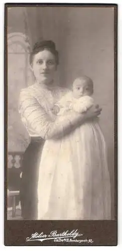 Fotografie Atelier Bartholdy, Calbe a. S., Bernburgerstr. 92, Frau mit Baby im langen Taufkleid