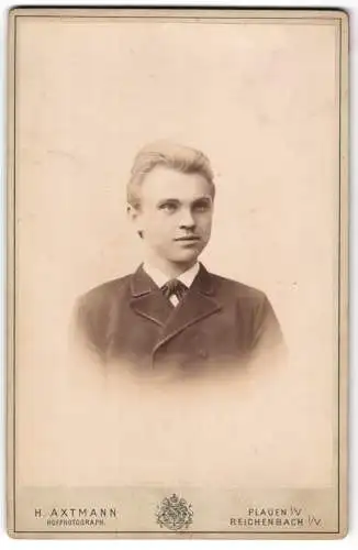 Fotografie H. Axtmann, Plauen i. V., Bahnhofstrasse 27, Portrait eines jungen Mannes in Anzug