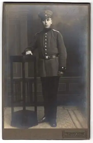 Fotografie Friedrich Künne, Nordenham, Vinnenstrasse, Junger Soldat in Uniform