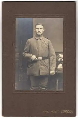 Fotografie Max Holdt, Pirna a. E., Garten-Str. 31, Porträt eines jungen Soldaten in Uniform