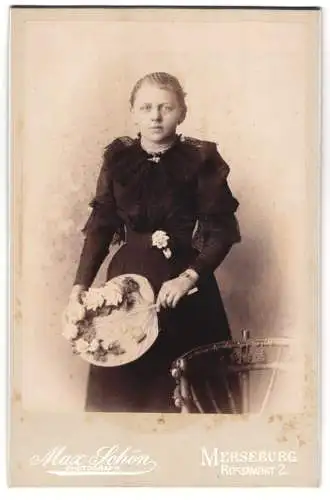 Fotografie Max Schön, Merseburg, Rossmarkt 2, Junge Frau mit Blumenfächer