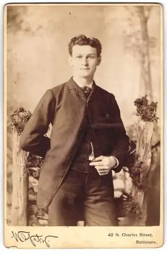 Fotografie M. Gatz, Baltimore, 42 N. Charles Street, Junger Mann in eleganter Pose mit Taschenuhr