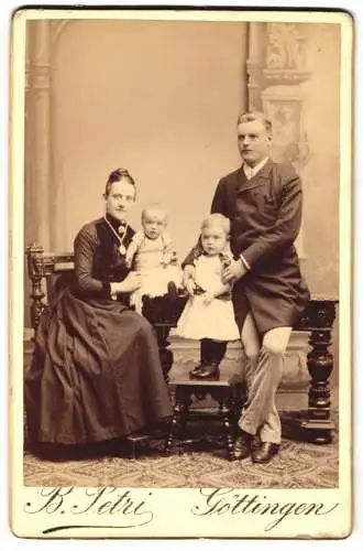 Fotografie B. Petri, Göttingen, Familienportrait mit zwei kleinen Kindern