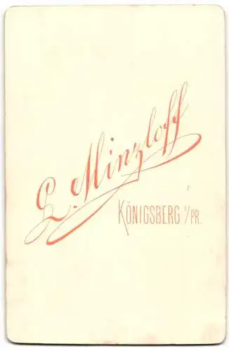 Fotografie E. Minzloff, Königsberg i. Pr., Theaterstr. 4, Mutter mit Kind im Arm