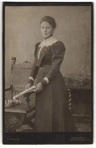 Fotografie Richard Stanke, Dresden, Werderstrasse 25, Porträt einer jungen Frau mit Buch