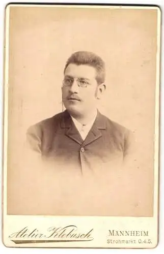 Fotografie Atelier Klebusch, Mannheim, Strohmarkt 4.5., Porträt eines Mannes mit Brille und Schnurrbart