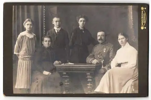 Fotografie Ludwig Martens, Rendsburg, Am Gymnasium, Uniformierter Soldat mit seiner Familie