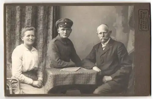 Fotografie Jean van Daalen, Nördlingen, Kaiserwiese 9, Junger Soldat in Uniform mit seinen Eltern