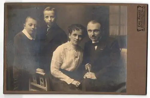 Fotografie Emil Maass, Schneeberg i. Sa., Familienporträt mit zwei Jungen