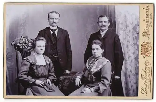 Fotografie Louis Frohwein, Mannheim, Breitestr., Zwei Paare in eleganter Kleidung