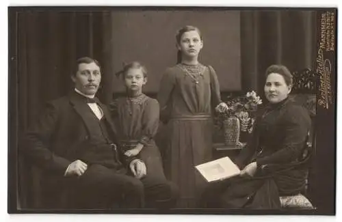 Fotografie E. Kregeloh, Mannheim, Kunststrasse 12, Familie mit zwei Töchtern