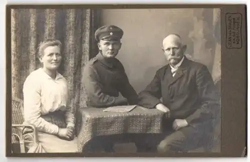 Fotografie Jean van Daalen, Nördlingen, Junger Soldat in Uniform zwischen seinen Eltern