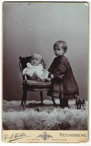 Fotografie Ernst J. Müller, Reichenberg, Bismarck-Platz 16, Zwei Kinder mit einem Spielzeugpferd