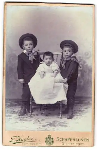 Fotografie F. Kugler, Schaffhausen, Vordergasse 14, Zwei Jungen in Matrosenanzügen mit kleinem Geschwisterkind