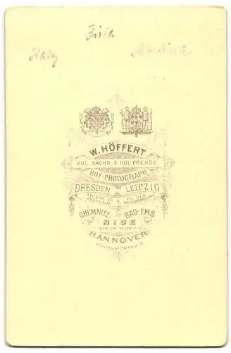 Fotografie W. Höffert, Hannover, Georgstrasse 9, Drei Mädchen in weissen Kleidern