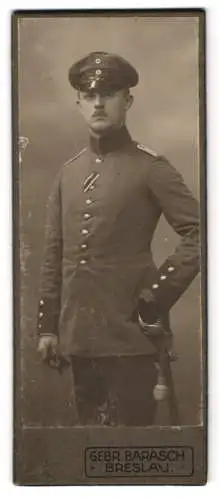 Fotografie Gebr. Barasch, Breslau, Ring 413, Porträt eines stehenden Soldaten in Uniform