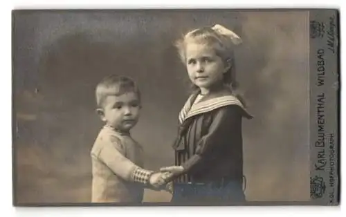 Fotografie Karl Blumenthal, Wildbad, Mädchen im Matrosenkleid mit kleinem Bruder