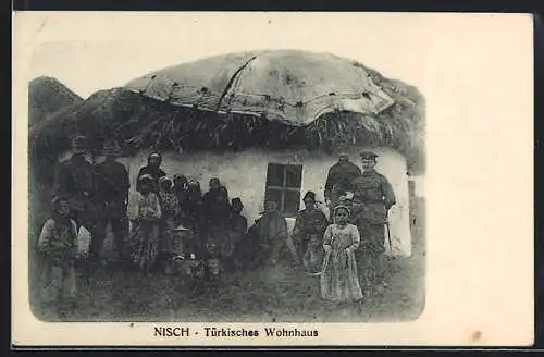 AK Nisch, Türkisches Wohnhaus, Soldaten und türkische Familie