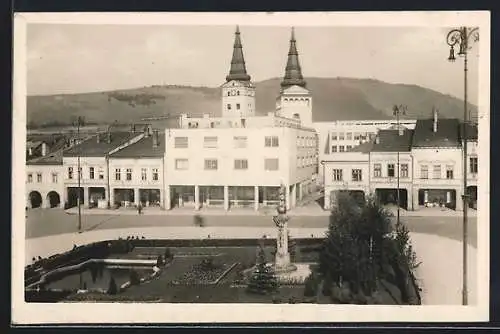 AK Zilina, Strassenpartie mit Denkmal und Wasserbecken